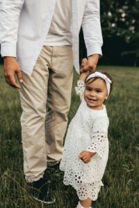 Pai segurando a mão de filha pequena - pensão alimentícia e direitos dos filhos
