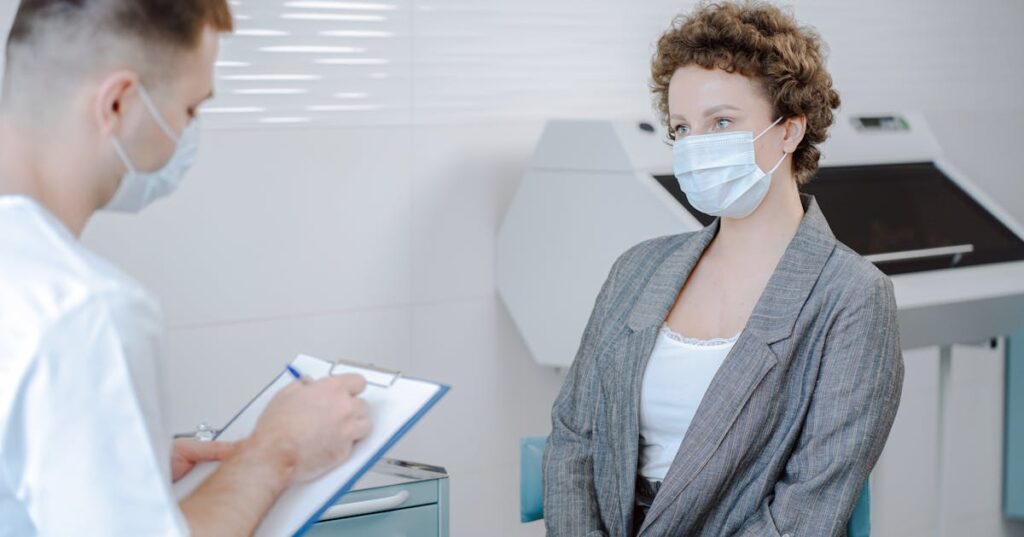 Médico conversando com paciente sobre auxílio-doença e incapacidade temporária