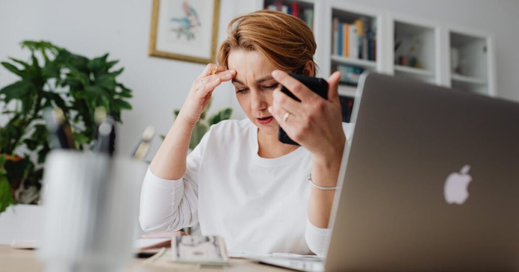 Consumidora preocupada analisando cobrança indevida em conta