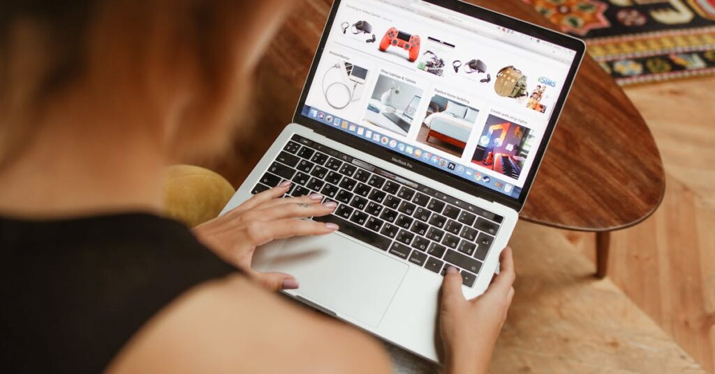 Pessoa fazendo compra online pelo notebook com cartão de crédito