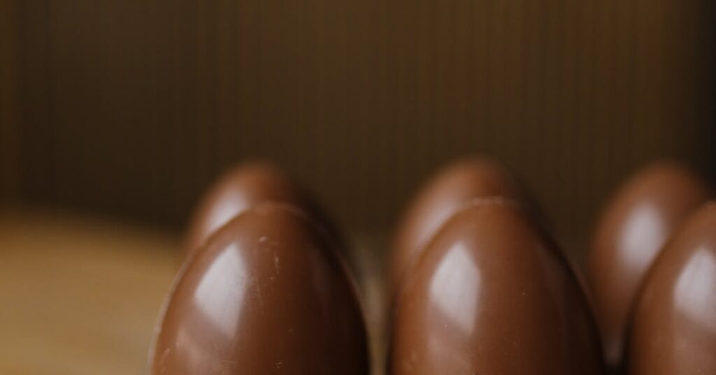 Ovos de Páscoa de chocolate coloridos simbolizando celebração e renovação