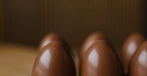 Ovos de Páscoa de chocolate coloridos simbolizando celebração e renovação