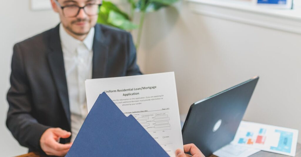 Cliente analisa contrato bancário com documentos sobre a mesa em reunião com consultor financeiro