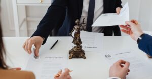 Pessoas analisando documentos de divórcio e partilha de bens