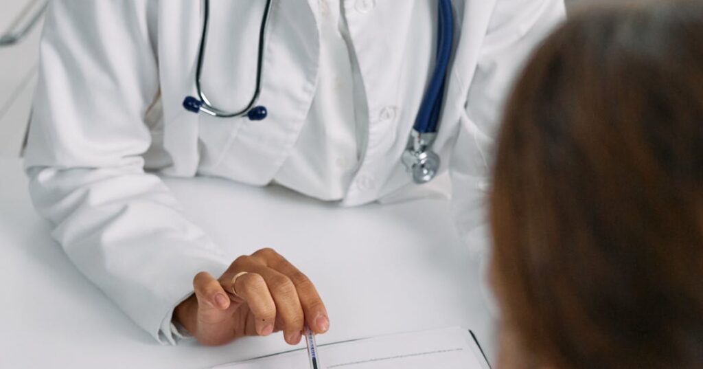Médico mostrando documentos ao paciente durante consulta sobre plano de saúde