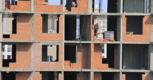 Construção civil de prédio residencial em obras representando atraso na entrega de imovel