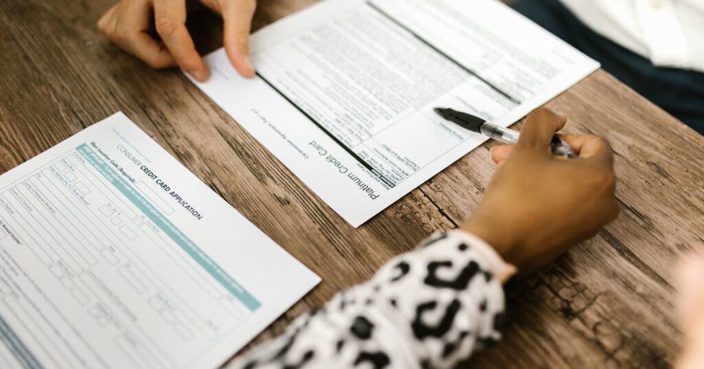 Casal analisa contrato bancário, representando revisão de juros abusivos