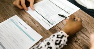 Casal analisa contrato bancário, representando revisão de juros abusivos