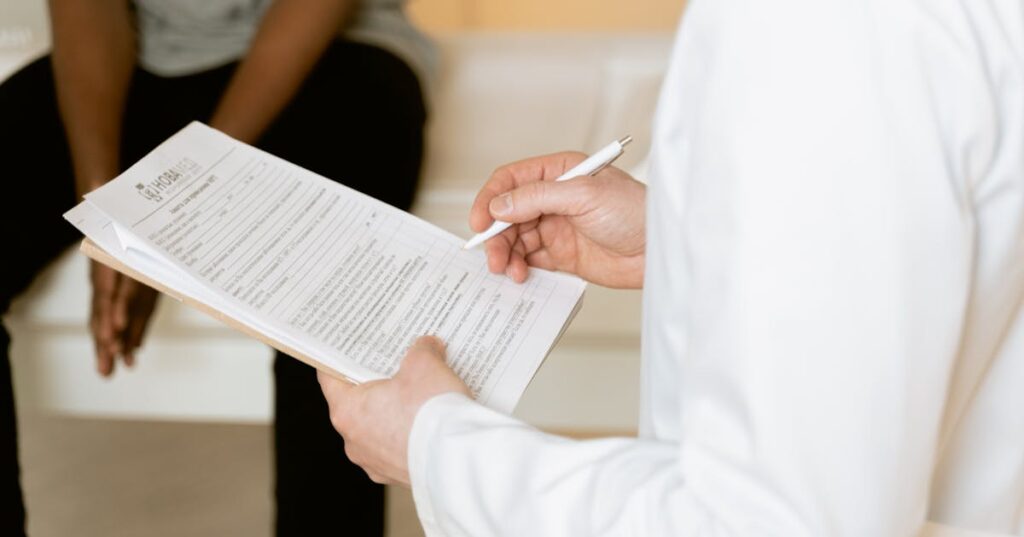 Médico orientando paciente em consulta sobre cobertura de plano de saúde