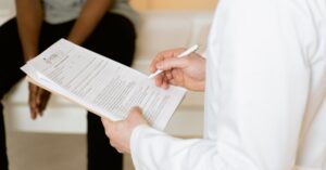 Médico orientando paciente em consulta sobre cobertura de plano de saúde