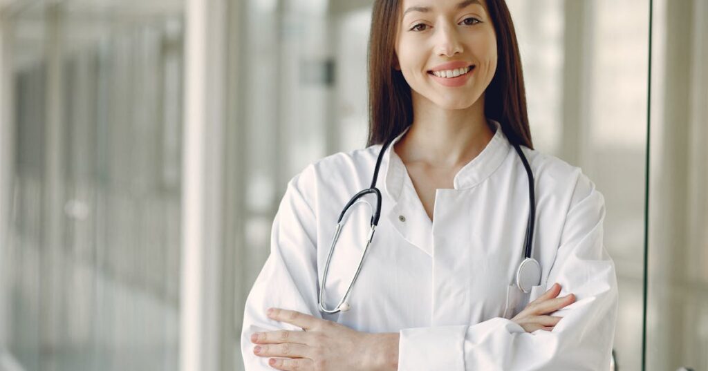 Médica em jaleco branco com estetoscópio representando perícia do INSS para auxílio-doença
