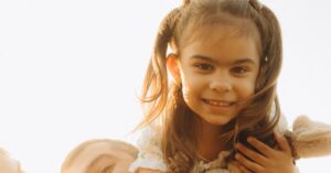 Família com criança representando direito de família e pensão alimentícia