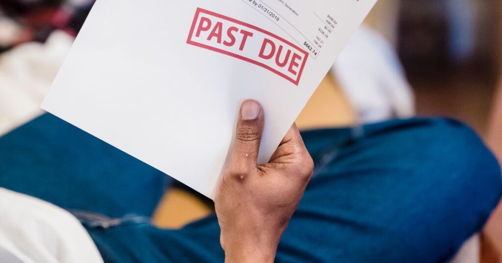 Adulto preocupado com contas e dívidas, representando o superendividamento