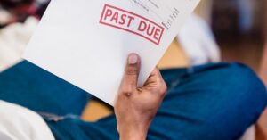 Adulto preocupado com contas e dívidas, representando o superendividamento