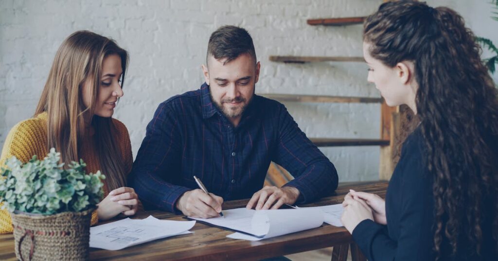 Casal adulto analisando contrato de imóvel durante distrato imobiliário