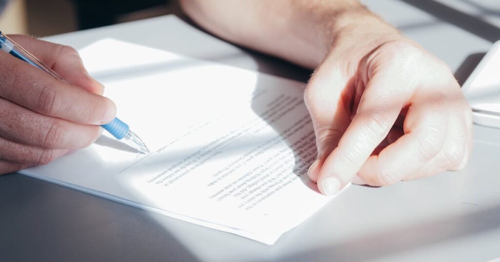 Adulto assinando documento em cartório, representando a escritura de inventário extrajudicial