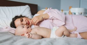 Mãe com bebê recém-nascido representando o salário-maternidade do INSS
