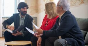 Advogado orientando casal sobre holding familiar e planejamento sucessorio