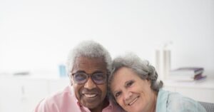 Casal de idosos assinando documentos de planejamento sucessorio com apoio juridico