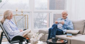 Casal de idosos conversando em casa, ilustrando direitos do conjuge na heranca e no inventario