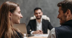 Casal adulto em reuniao com advogado para tratar da partilha de bens no divorcio