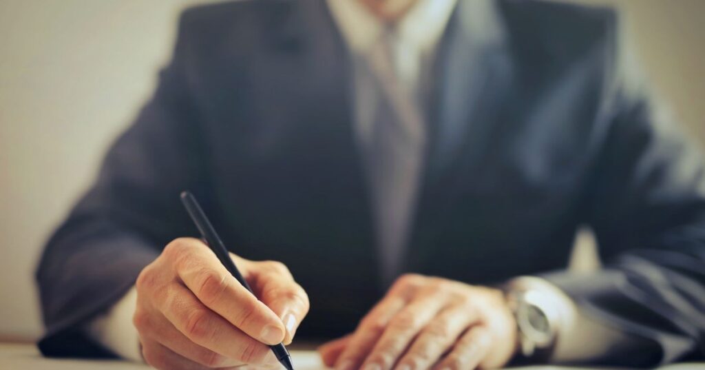Pessoa adulta revisando contrato de emprestimo bancario